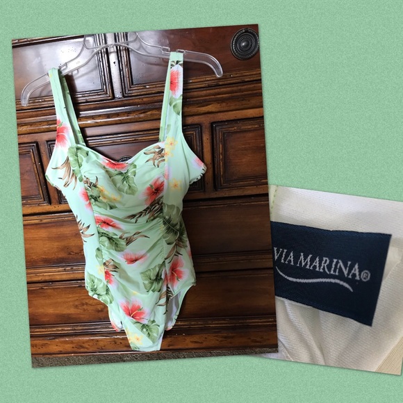 Beautiful Tropical Print Swimsuit - Picture 1 of 3